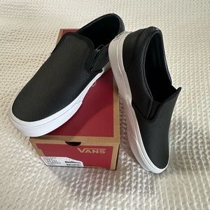 Brand New, Never worn Vans perforated leather Women’s 9.0 | Men’s 7.5